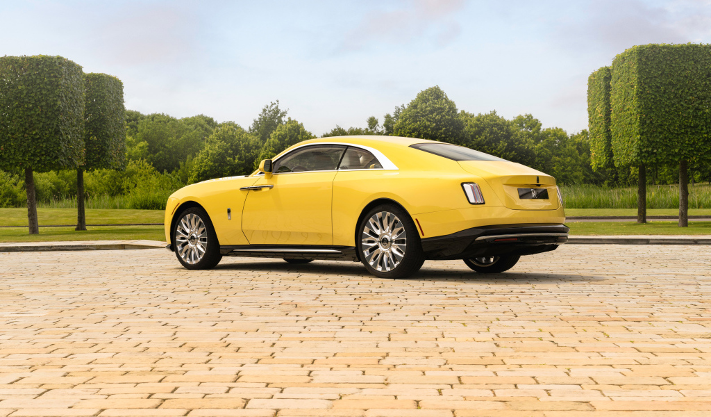 Желтый Rolls-Royce Spectre Semaphore вид сзади