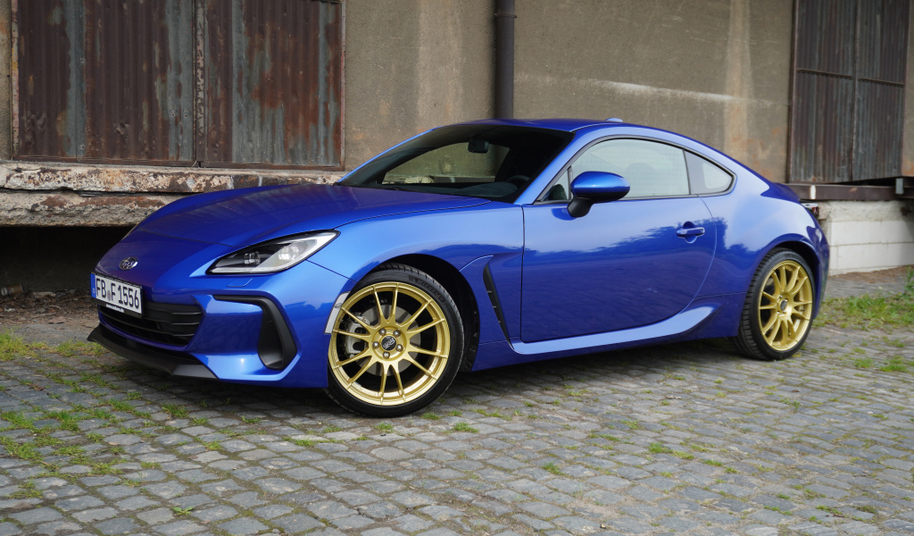 Синий автомобиль Subaru BRZ Final Edition 2024 года