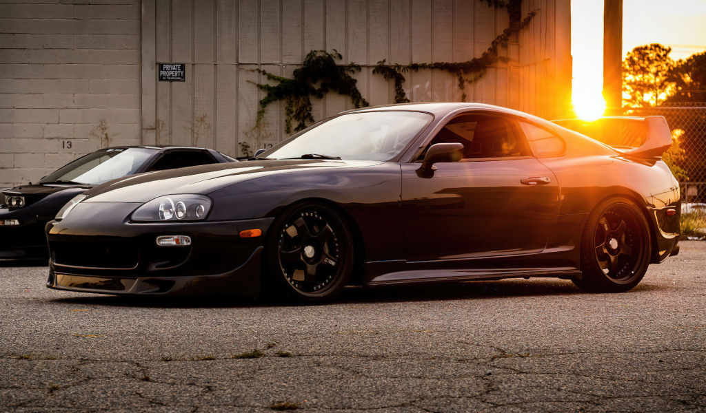Черный автомобиль Toyota Supra Classic в лучах солнца