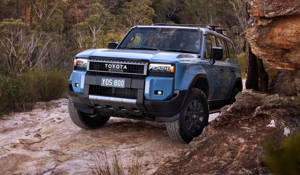 Синий внедорожник Toyota Land Cruiser Prado Altitude 2024  года