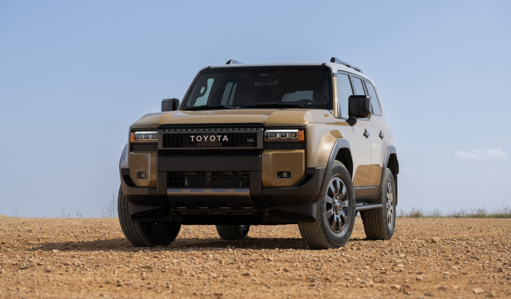 Вид спереди на автомобиль Toyota Land Cruiser 2024 года