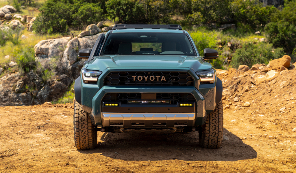 Вид спереди на внедорожник Toyota 4Runner Trailhunter 2025 года