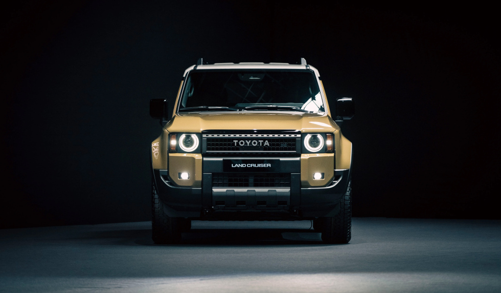 Вид спереди на автомобиль Toyota Land Cruiser First Edition