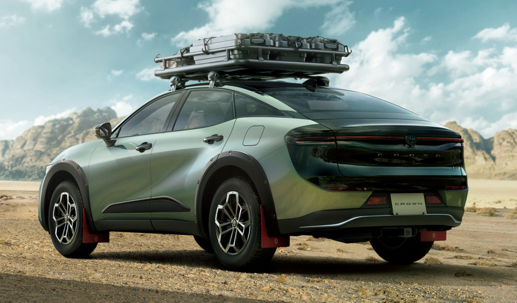 Вид сзади на автомобиль Toyota Crown Crossover RS Landscape 2024 года