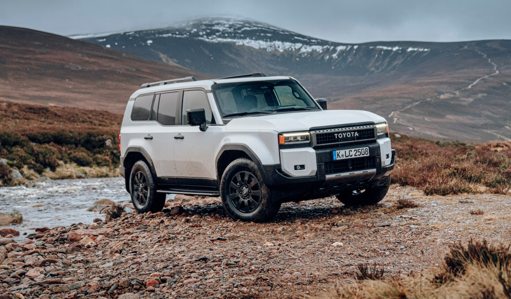 Внедорожник Toyota Land Cruiser в горах