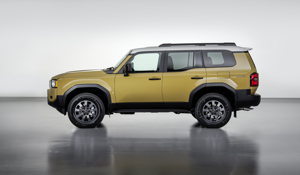 Вид сбоку на автомобиль Toyota Land Cruiser First Edition