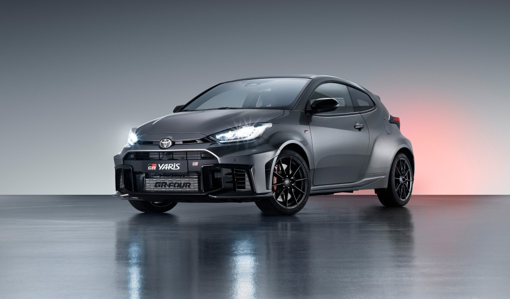 Серебристый автомобиль Toyota GR Yaris 2024  года