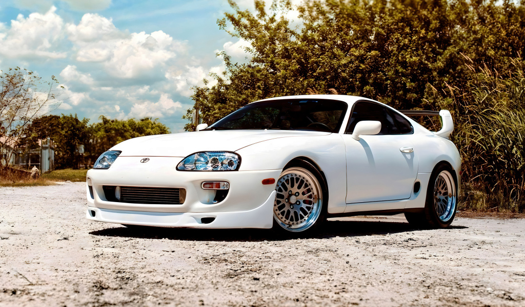 Белый автомобиль Toyota Supra Turbo JDM