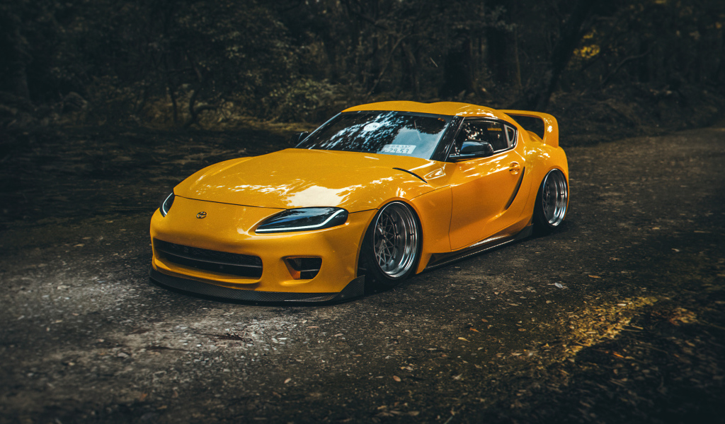 Желтый быстрый автомобиль Toyota Supra A90