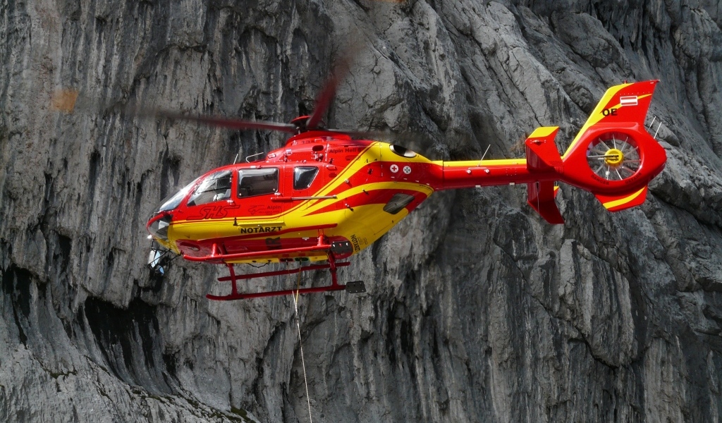 Медицинский спасательный вертолет в горах