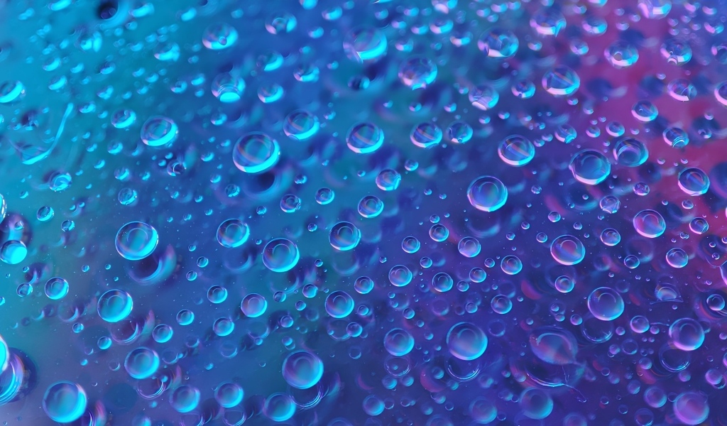 Много капель воды на синем фоне