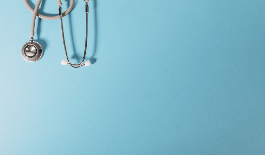 Медицинский стетоскоп на голубом фоне