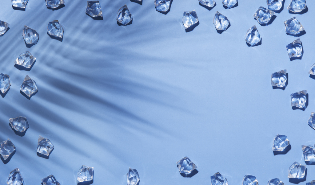 Кусочки холодного льда на голубом фоне