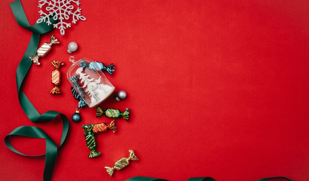 Красный фон с лентой и конфетами