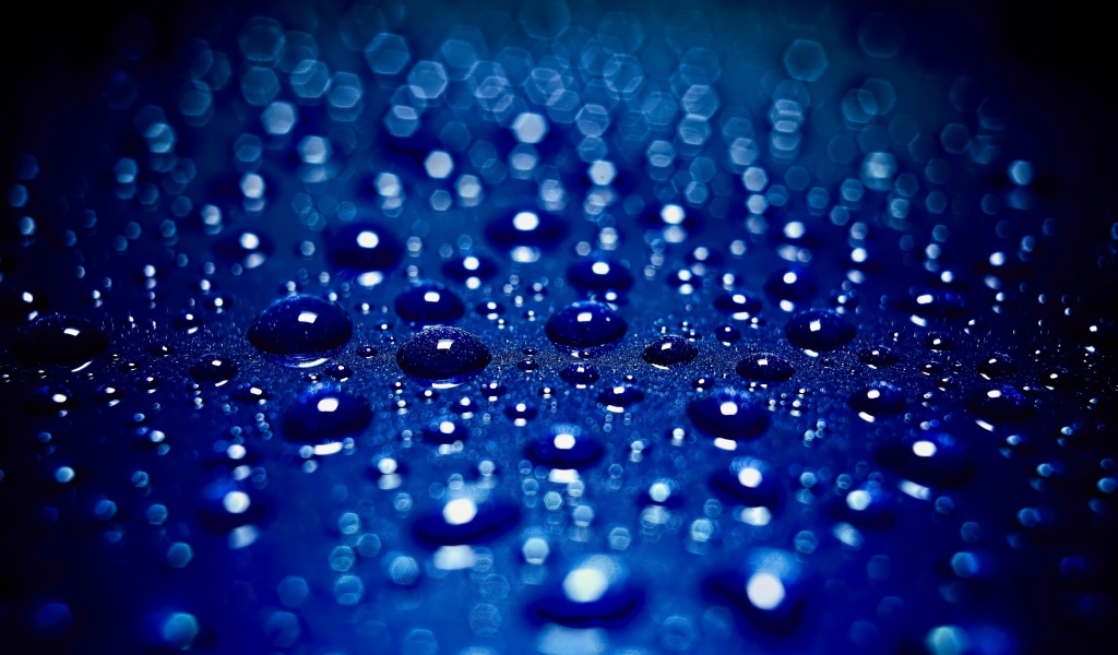 Мелкие капли воды на синем фоне