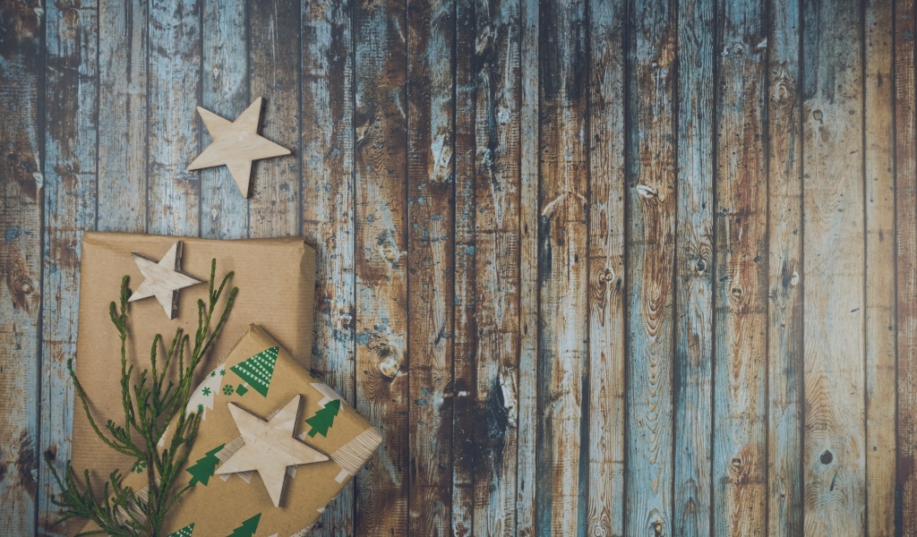 Два подарка на деревянном фоне