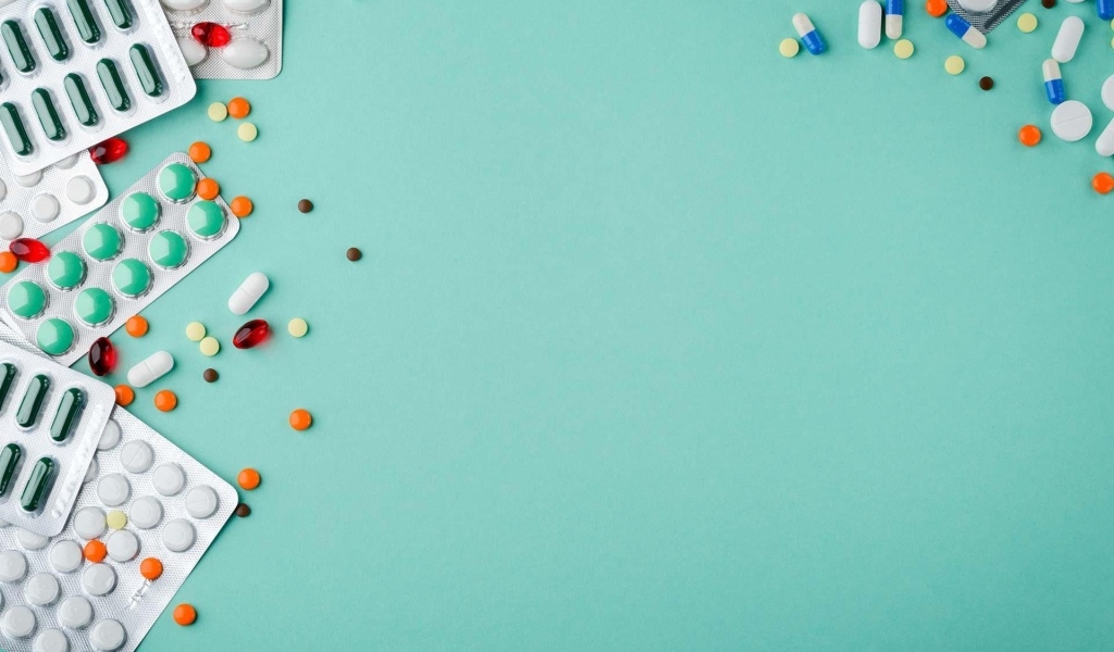 Разные таблетки на голубом фоне