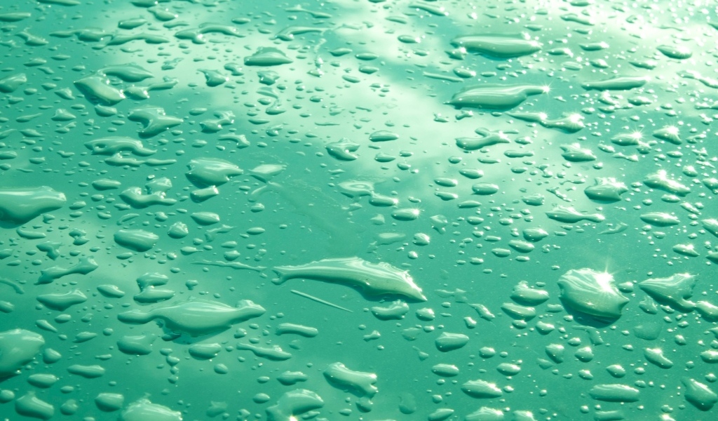 Капли воды на зеленом фоне
