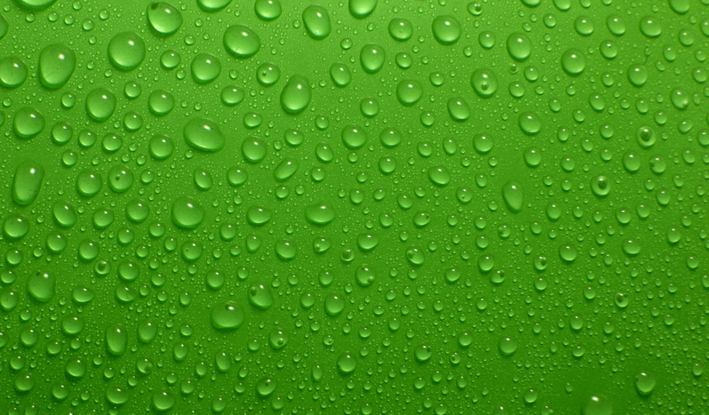 Капли воды на зеленом фоне