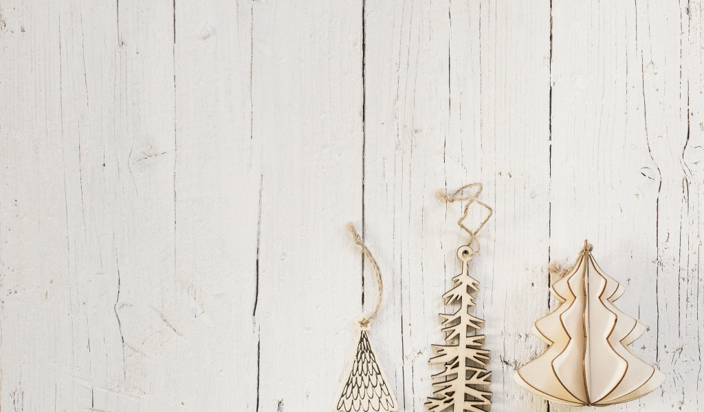 Деревянные елочные украшения  на белом деревянном фоне