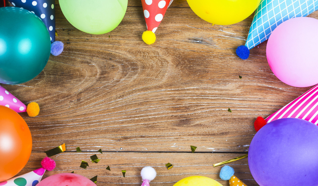 Деревянный фон с колпаками и шариками