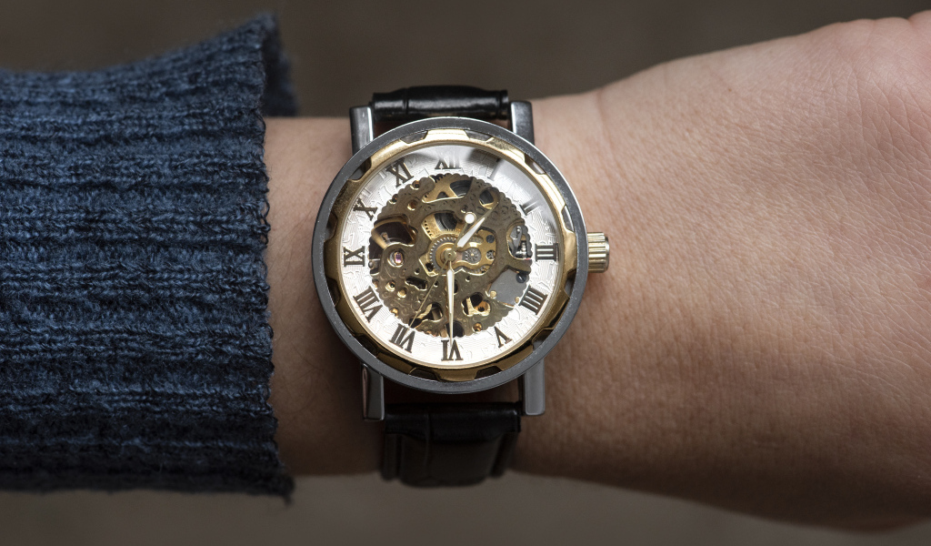 Часы с механизмом на руке у мужчины