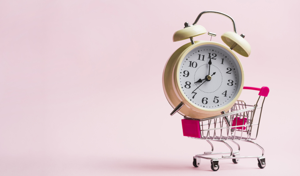 Будильник в маленькой тележке