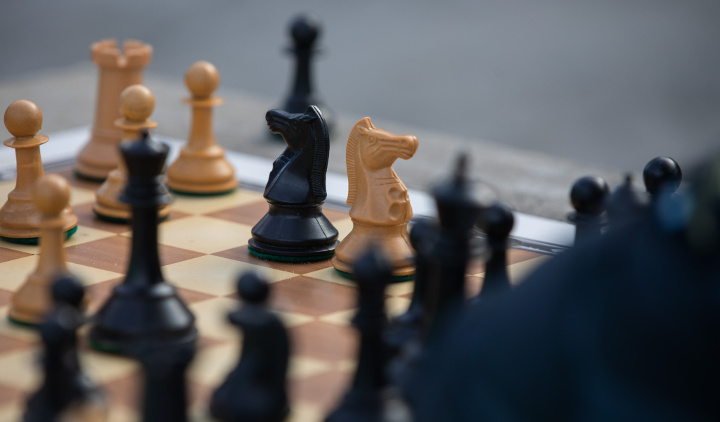 Красивые деревянные шахматные фигуры на доске