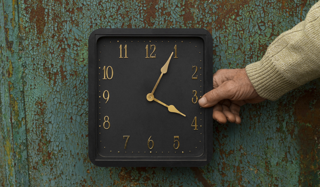 Черные квадратные часы на старой стене