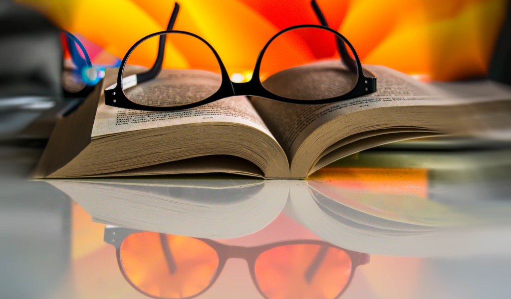 Книга с очками на столе
