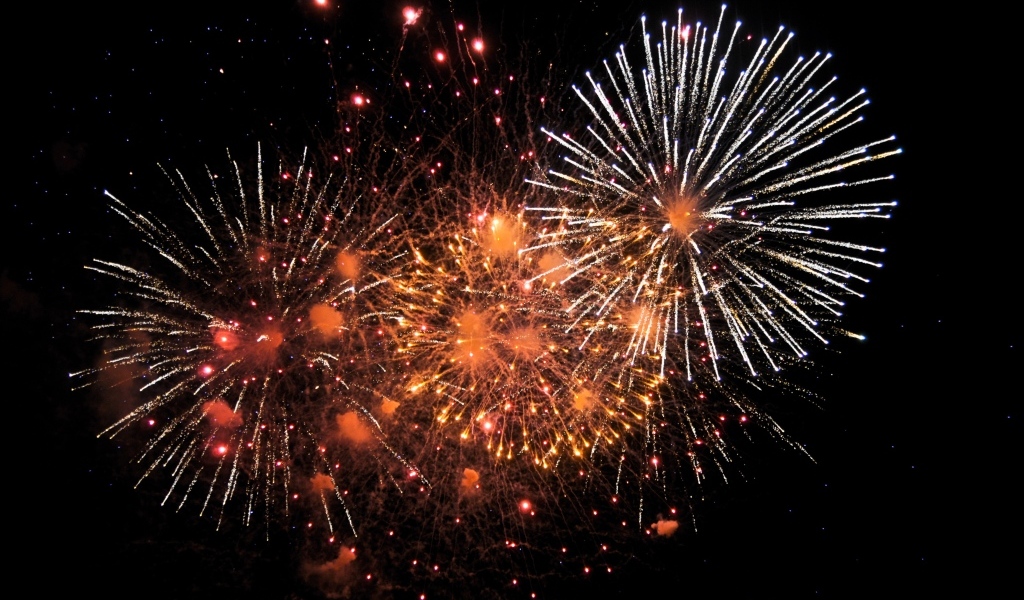 Яркие искры фейерверка на черном фоне