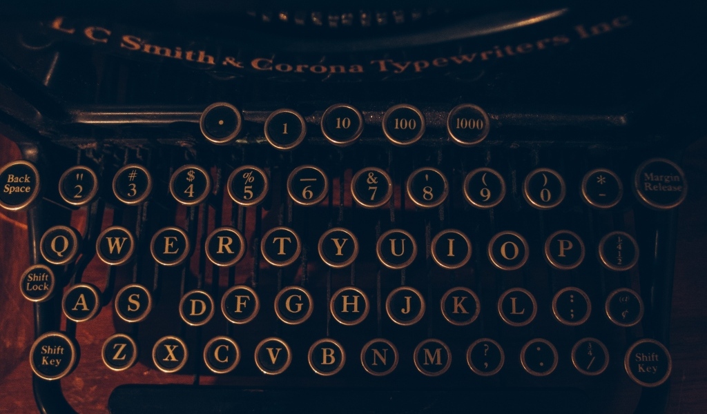 Кнопки старой печатной машинки крупным планом