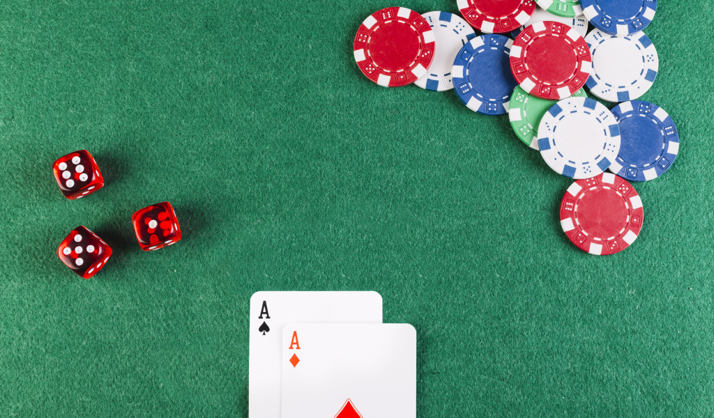 Карты, фишки и кости для игры в покер 