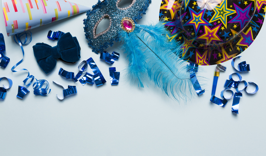 Карнавальная маска и декор на голубом фоне