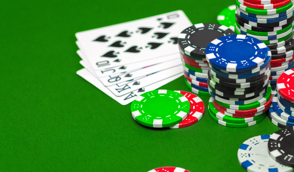 Фишки и карты на зеленом столе для покера