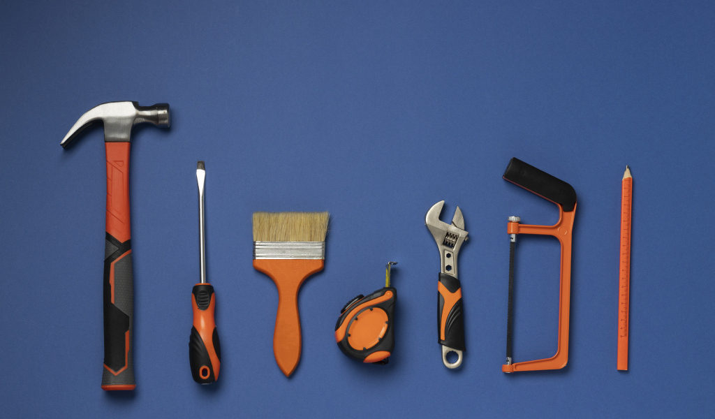 Строительные инструменты на синем фоне