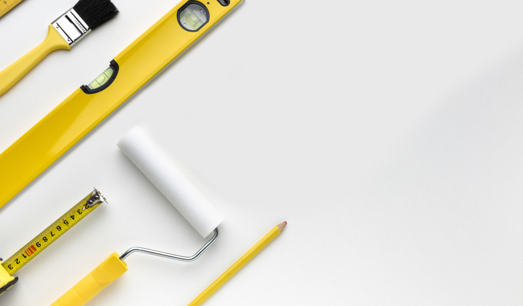 Строительные инструменты на белом фоне