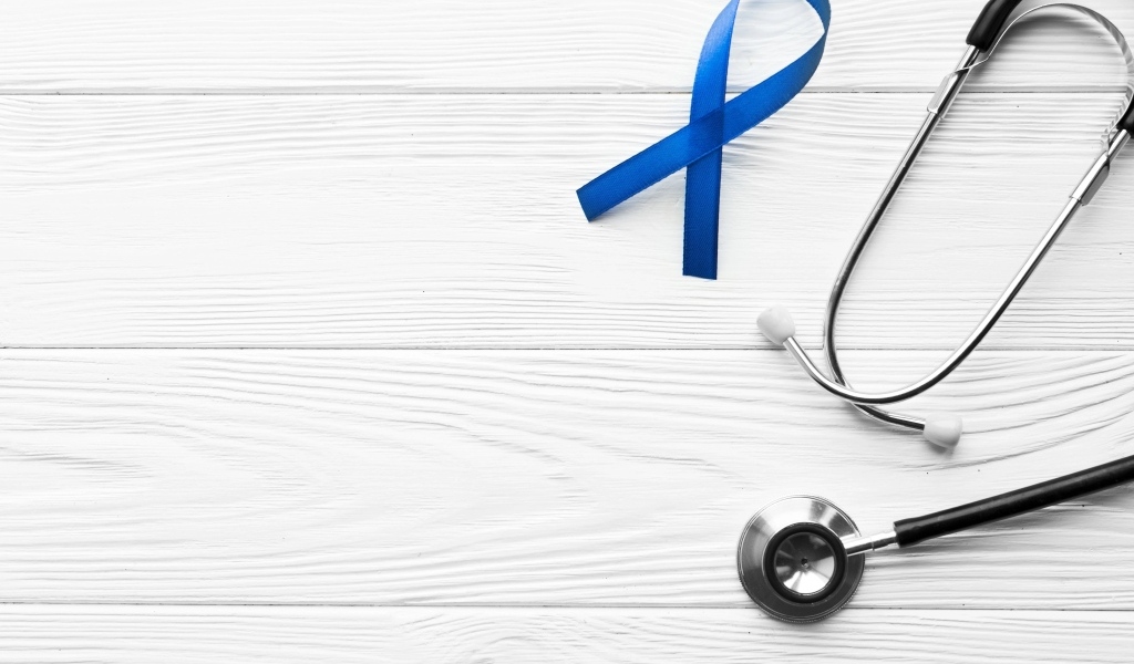 Стетоскоп врача с ленточкой на белом фоне