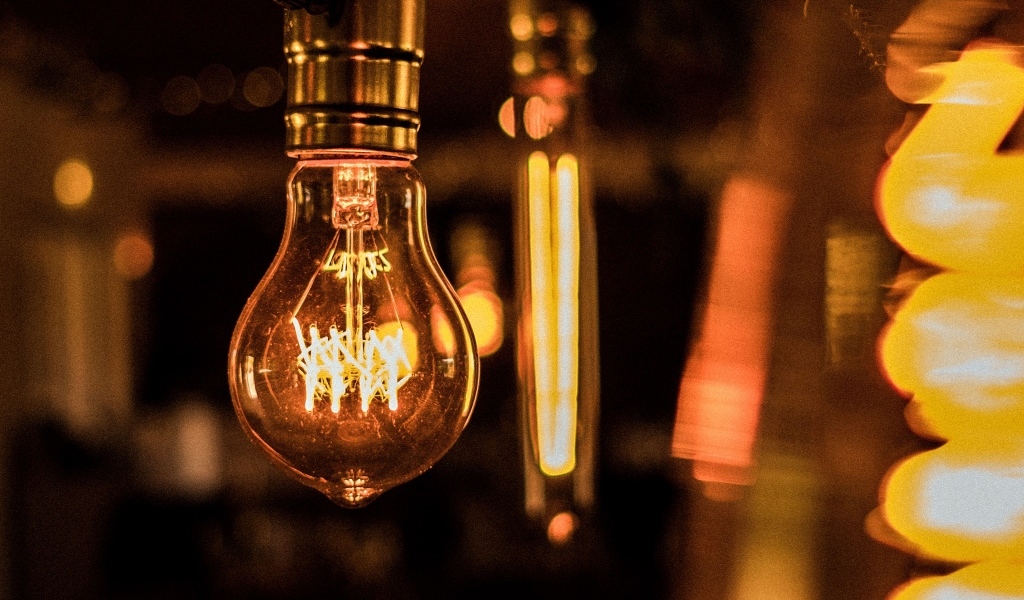 Стеклянная лампа накаливания на потолке