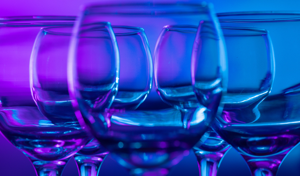 Стеклянные бокалы для вина крупным планом