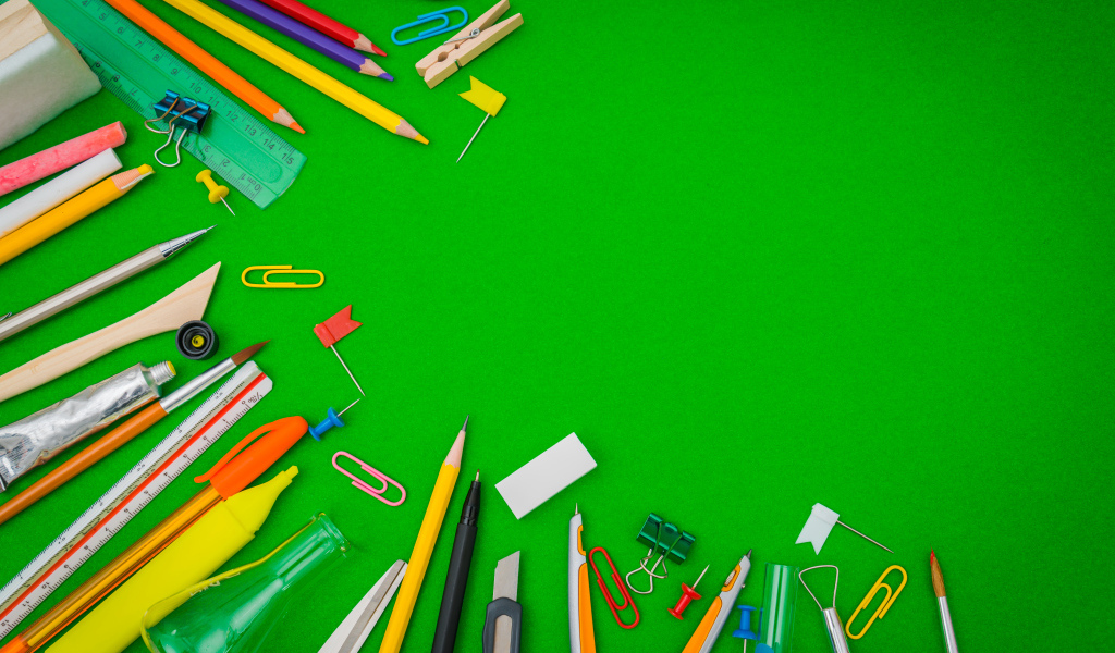 Зеленый фон с канцелярскими предметами