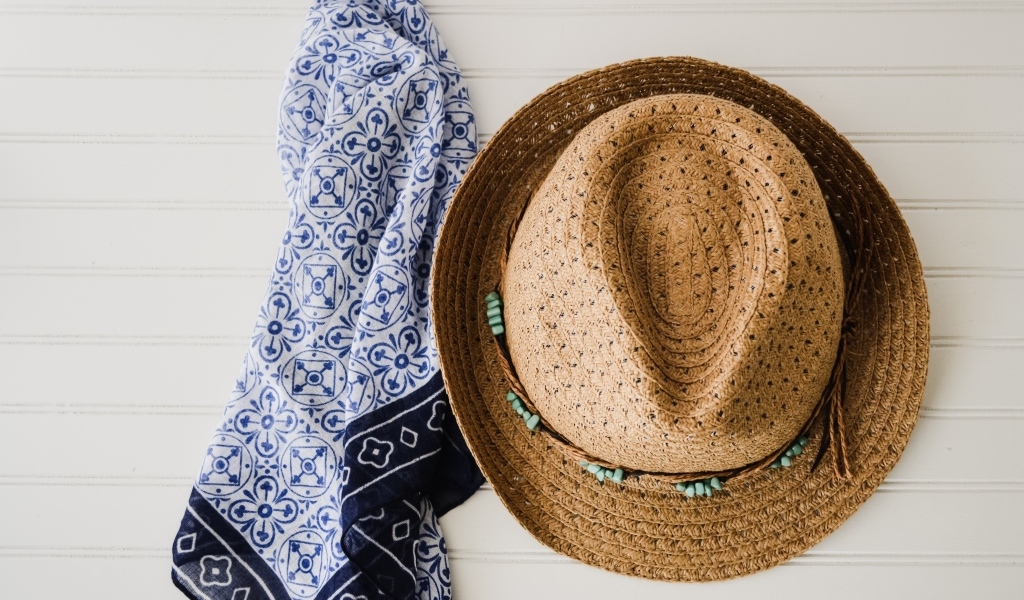 Шляпа и платок висят на стене