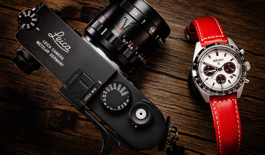 Фотоаппарат Leica M10 и часы на столе