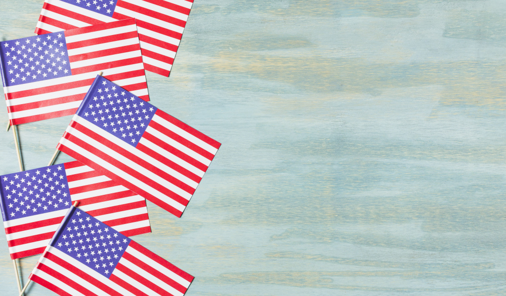 Много флагов Америки на голубом фоне