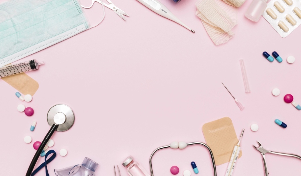 Медицинские атрибуты на розовом фоне