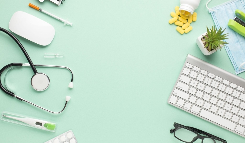 Медикаменты и инструменты на голубом фоне