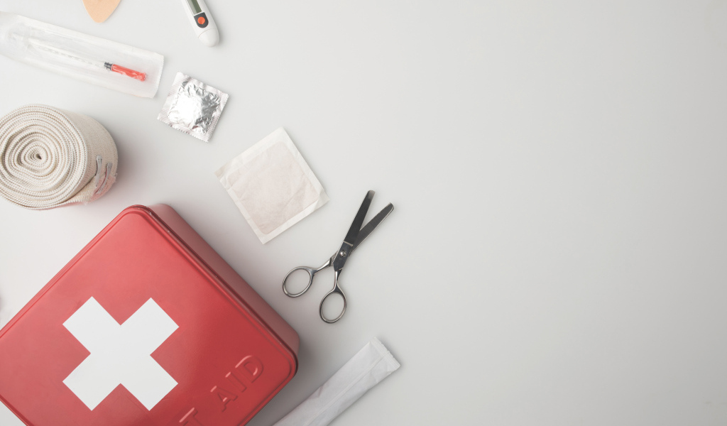 Медикаменты для аптечки на сером фоне