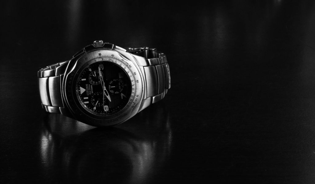 Наручные мужские часы на черном фоне