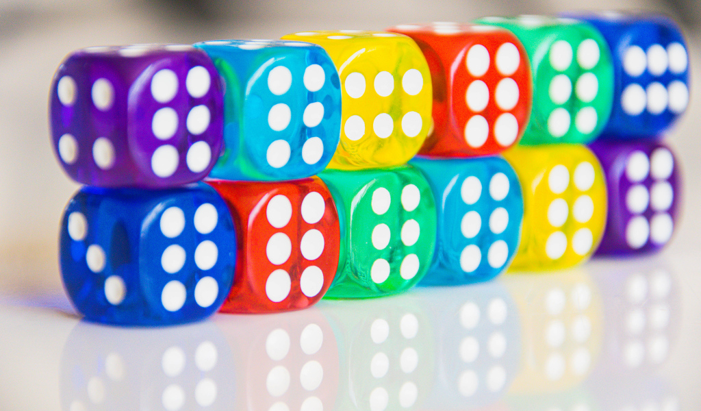 Разноцветные игральные кости на столе