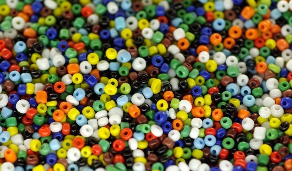 Разноцветные маленькие бусины крупным планом